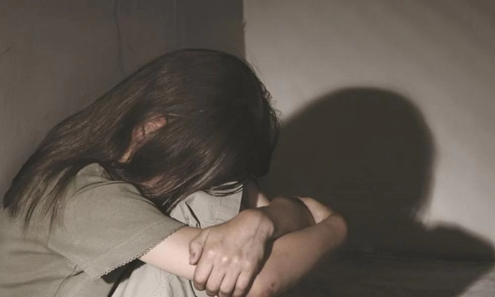 Ελεύθερος με περιοριστικούς όρους ο 42χρονος που ασέλγησε στην κόρη του